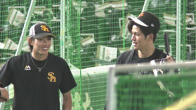 古巣・ソフトバンクの周東佑京選手(左)と会話する巨人・高橋礼投手(右)