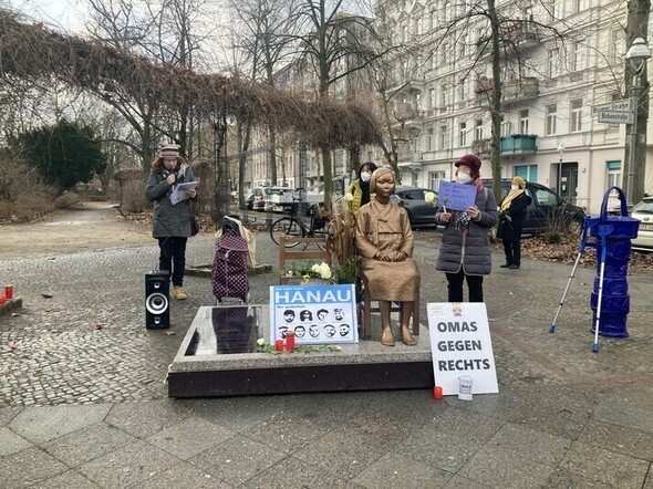 2021年2月19日（現地時間）、ドイツ「右翼に反対するおばあさんたち」のあるメンバーがベルリンのミッテ区にある平和の少女像の前で、極右暴力に抗議し、犠牲者を追悼する演説をする姿＝ベルリン/ハン・ジュヨン通信員
