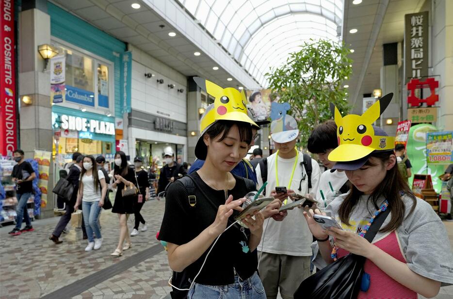 「ポケモンGOフェスト2024」が開幕した仙台市で、ゲームを楽しむ人たち＝30日午後