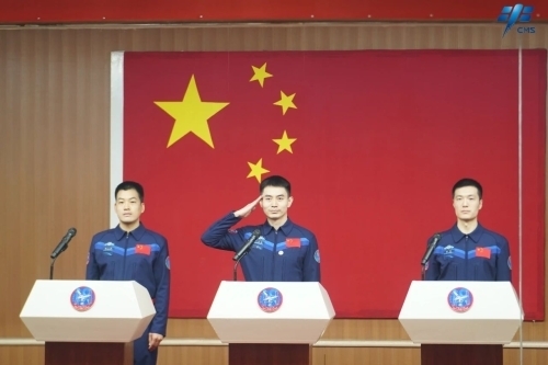神舟18号のクルーによる記者会見。左から李広蘇宇宙飛行士、葉光富宇宙飛行士、李聡宇宙飛行士