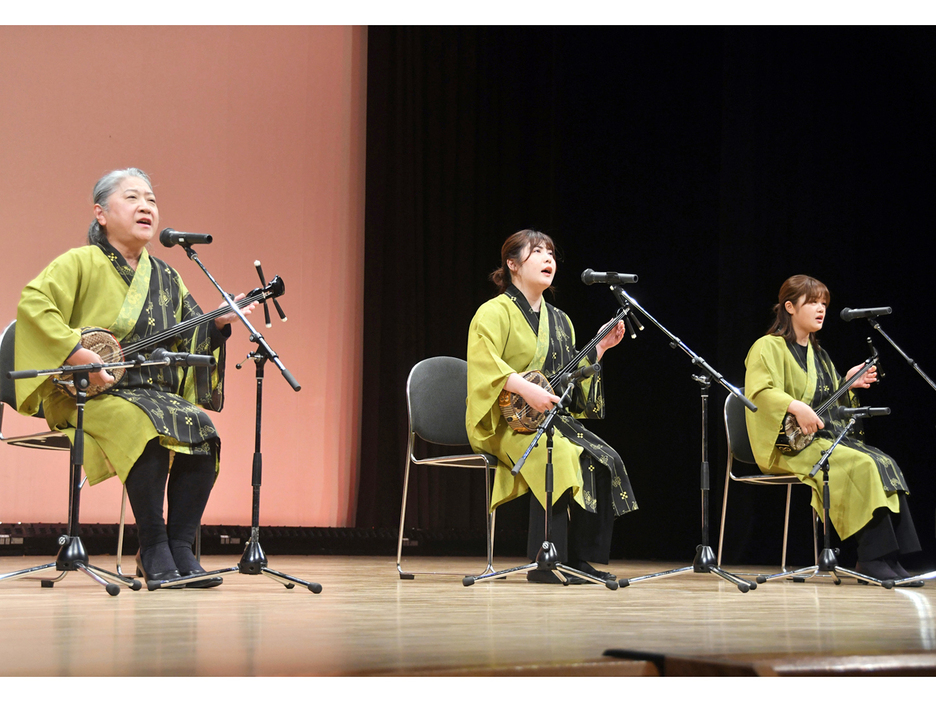 7団体が歌や踊りを披露した「五月の祭典」＝25日、鹿児島県知名町