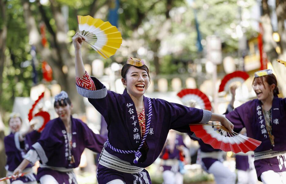 「仙台・青葉まつり」で「すずめ踊り」を披露する踊り手＝18日午後、仙台市