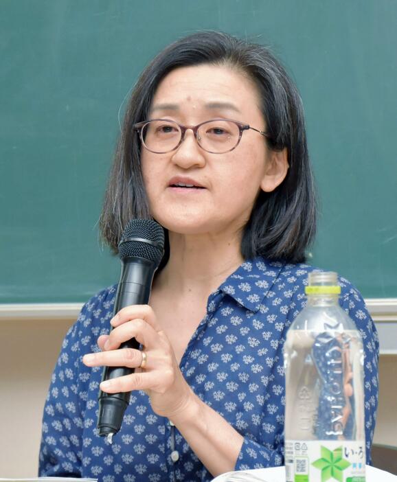 技能実習性らの孤立出産について講演する上智大の田中雅子教授＝11日午後、福岡市