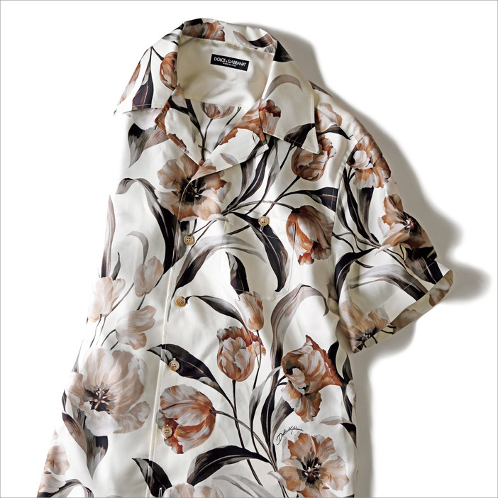 ドルチェ＆ガッバーナ〉のシルクシャツは、華やかな見た目で上品な質感 