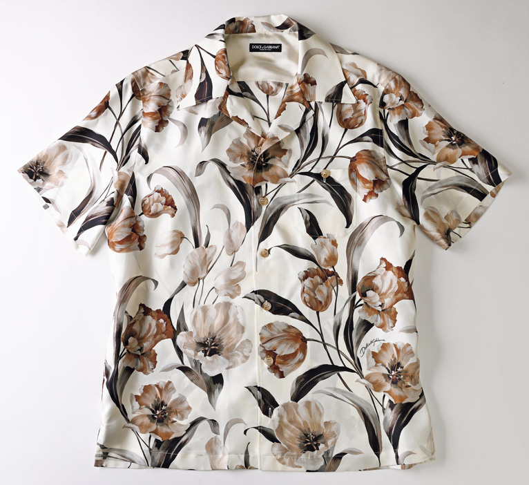 ドルチェ＆ガッバーナ〉のシルクシャツは、華やかな見た目で上品な質感 