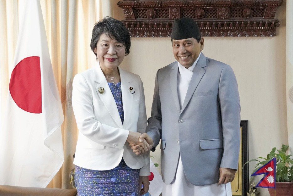 握手する上川外相（左）とネパールのシュレスタ副首相兼外相＝5日、カトマンズ（外務省提供・共同）