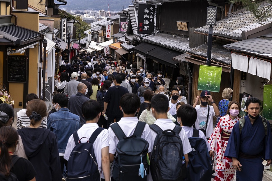国内外の観光客に人気の京都はさまざまな視点からのオーバーツーリズム対策が必要となっている（Buddhika Weerasinghe /gettyimages）