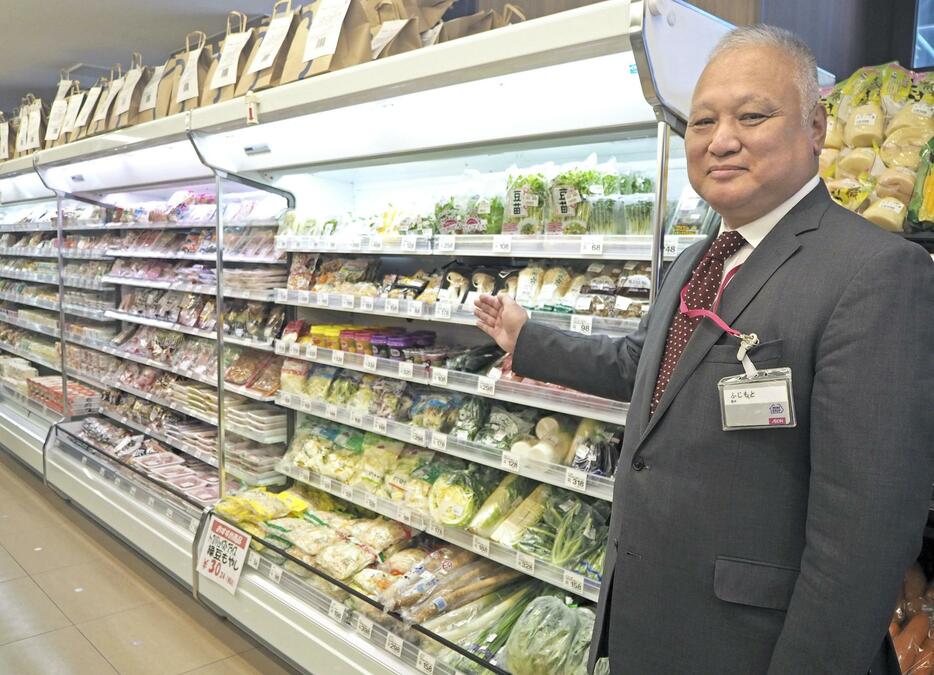 食品スーパーの機能を兼ね備えた東京・神田の新型店を紹介するミニストップの藤本明裕社長＝18日午前