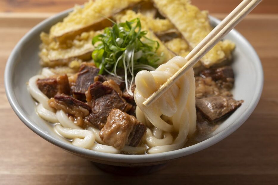 ふわふわ食感＆出汁を吸ってどんどんおいしくなる「和牛肉ごぼう天うどん」