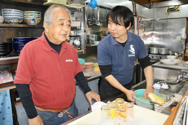 調理場で語り合う小島さん（左）と浅川さん