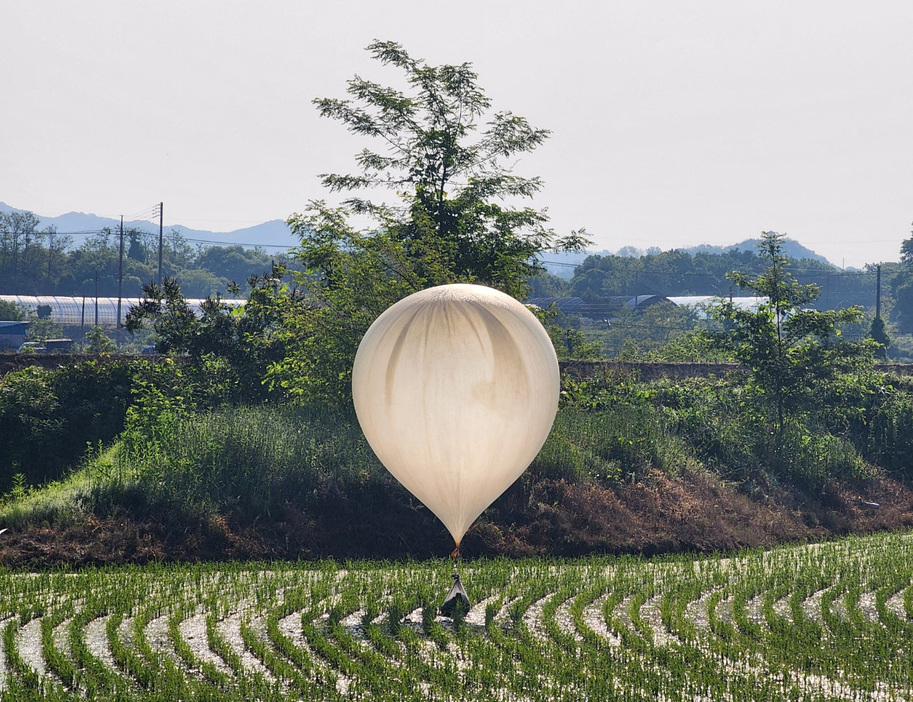 北朝鮮が飛ばしたとみられる風船＝29日、韓国江原道鉄原（聯合ニュース提供・ロイター＝共同）