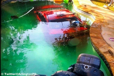 酔っ払いドライバーが彼の三菱ランサーをプールに沈めた。
