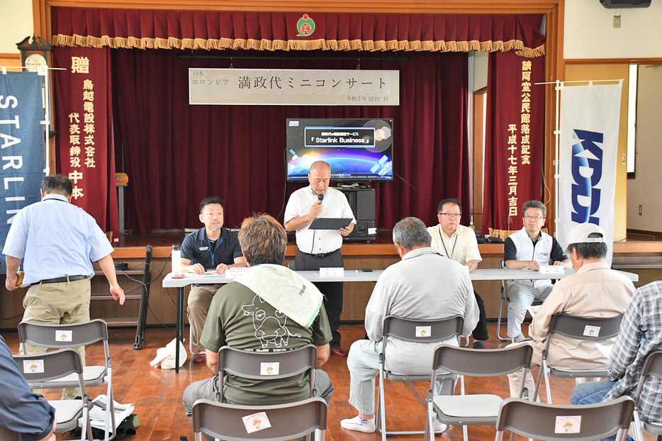 導入について住民へ説明する鎌田愛人町長＝25日、鹿児島県瀬戸内町請阿室