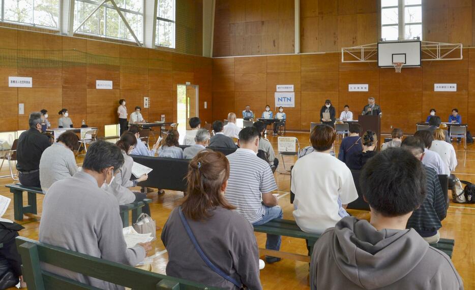 石川県志賀町で開かれた、能登半島地震で被災した中小事業者による合同就職相談会＝15日午後