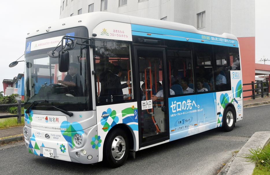 運行を開始したおきえらぶフローラルホテルのEVバス＝23日、鹿児島県知名町