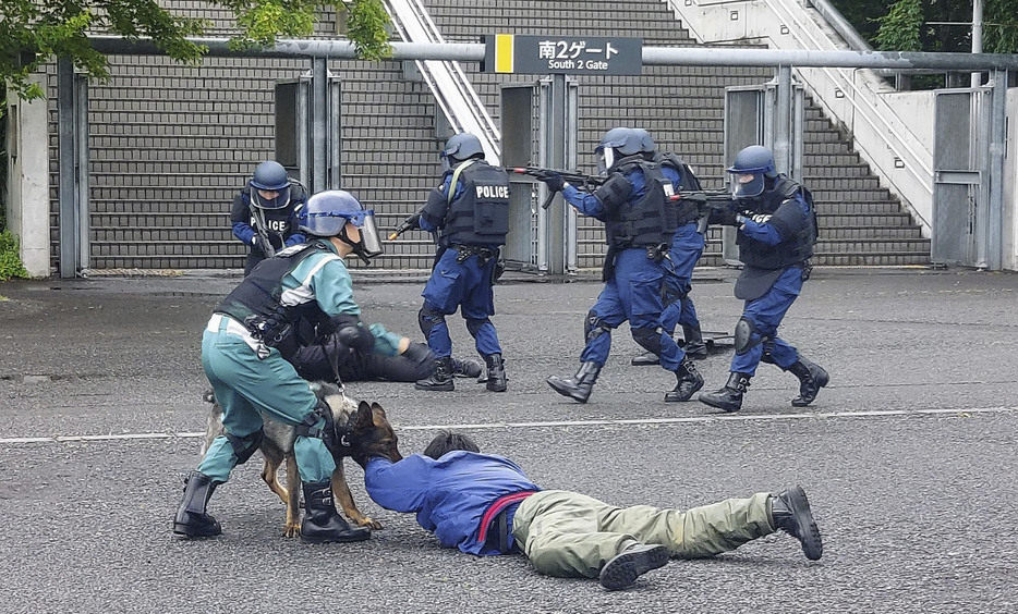 東京都調布市の味の素スタジアム周辺で行われたテロ対処訓練＝28日