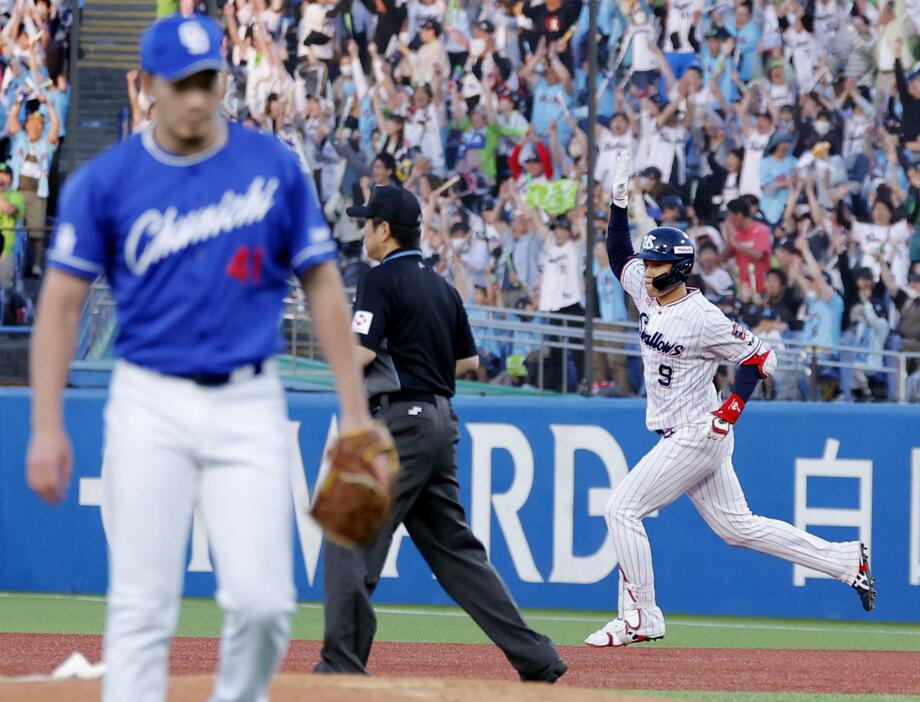 11回、サヨナラ2ランを放ち喜ぶヤクルト・塩見（右）。手前は中日・勝野＝神宮