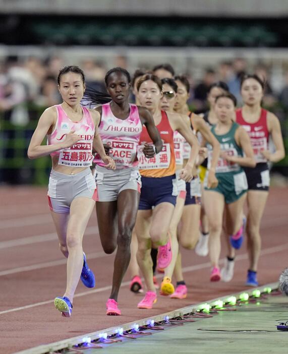 女子1万メートル　力走する五島莉乃（先頭）＝静岡スタジアム