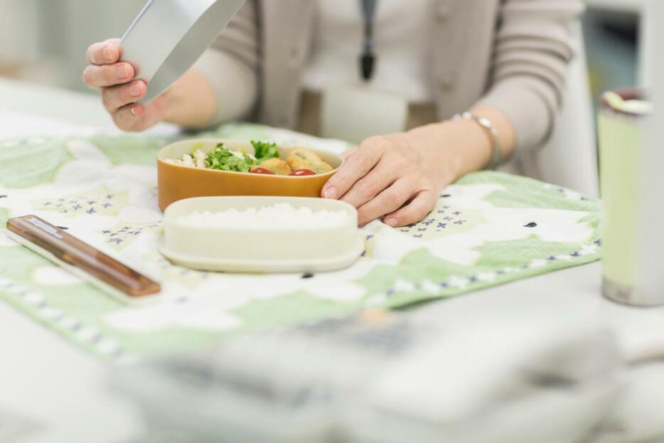 ランチ代の節約のため、お弁当は「冷凍食品」を詰めるだけです。もしかして「コンビニ弁当」のほうが安いでしょうか？ 料理があまり得意ではないです…