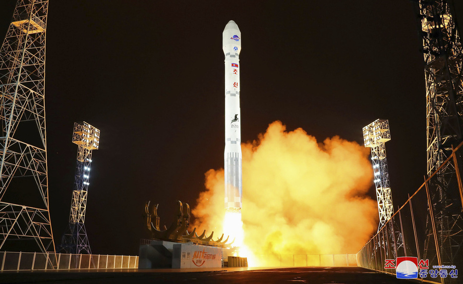 軍事偵察衛星「万里鏡1号」を搭載して打ち上げられる新型衛星運搬ロケット「千里馬1型」＝2023年11月21日、北朝鮮北西部東倉里の西海衛星発射場（朝鮮中央通信＝共同）