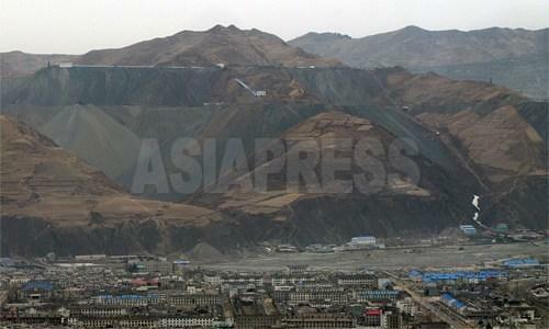 中国側から撮影した茂山鉱山。北朝鮮最大の鉄鉱山である。2012年3月、ナム・ジョンハク撮影。（アジアプレス）