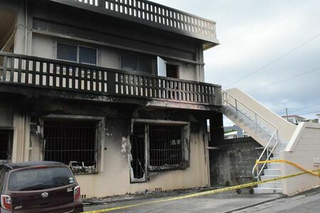 1階部分が全焼したとみられる民家＝１９日午後１時４０分、沖縄県読谷村楚辺