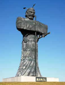 弥五郎どんの巨像は、全長約15mもの大きさ。弥五郎の里（大隅半島曽於郡を縦断する国道269号沿い岩川市街地近く）に立つ。