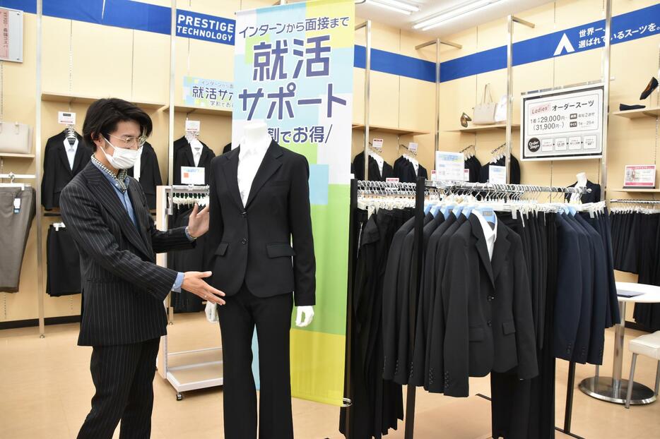 就活生向けのスーツを並べた「洋服の青山長野南高田店」。ジャケットとパンツを組み合わせたカジュアルなスタイルにも対応している