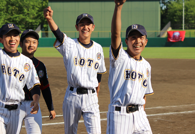 ベースランニングで優勝して喜ぶ江東ライオンズの選手たち