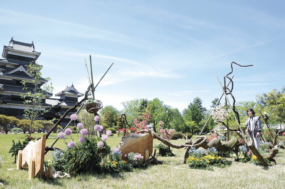 本丸庭園に展示された「昇り竜」を表現した作品