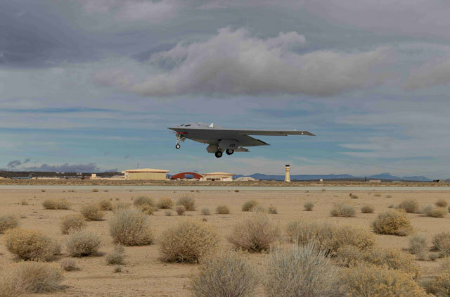 米空軍が公開した次期ステルス戦略爆撃機B-21「レイダー」の写真（同軍提供）