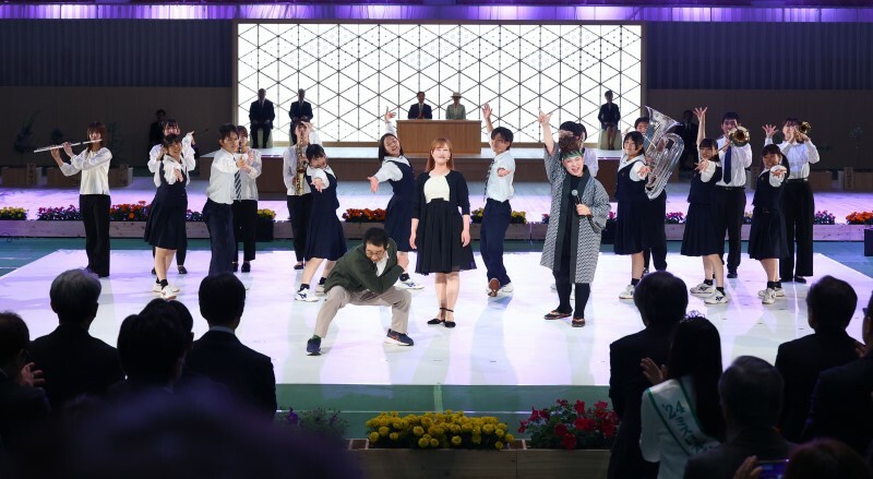 全国植樹祭で岡山県内の高校生らが演劇やダンスを披露したアトラクション＝26日午前11時45分、岡山市北区いずみ町
