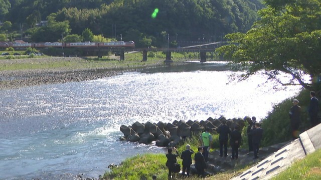 「撮り鉄」に人気の高い高梁市の川面地区を訪れた斉藤大臣