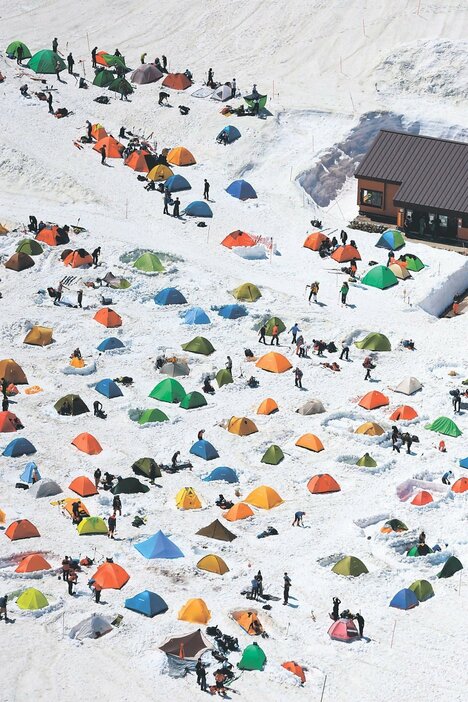 雪原を彩る数多くのテント＝３日、雷鳥沢キャンプ場（本社チャーターヘリから草東良平撮影）