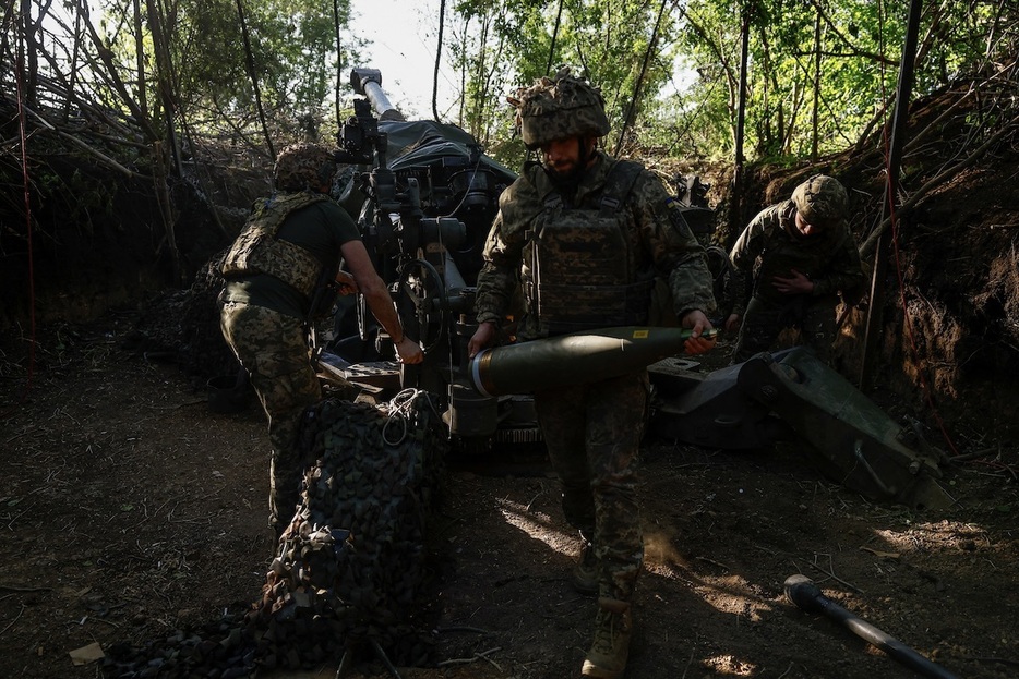 ウクライナの兵士がドネツク地方のロシア軍に向けて榴弾砲を発射（2024年5月）　REUTERS/Valentyn Ogirenko