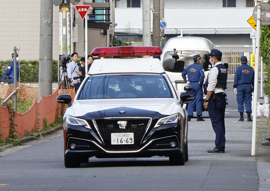 事件があった現場付近で警戒する警察官＝30日午前7時過ぎ、埼玉県川口市