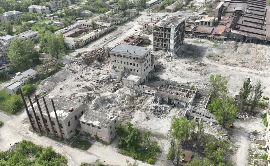 4月29日にドローンで空撮された、チャソフヤールの市街地。ロシアによる破壊で壊滅的な被害を受けている。（UKRAINE　PATROL　POLICE提供・AP＝共同）