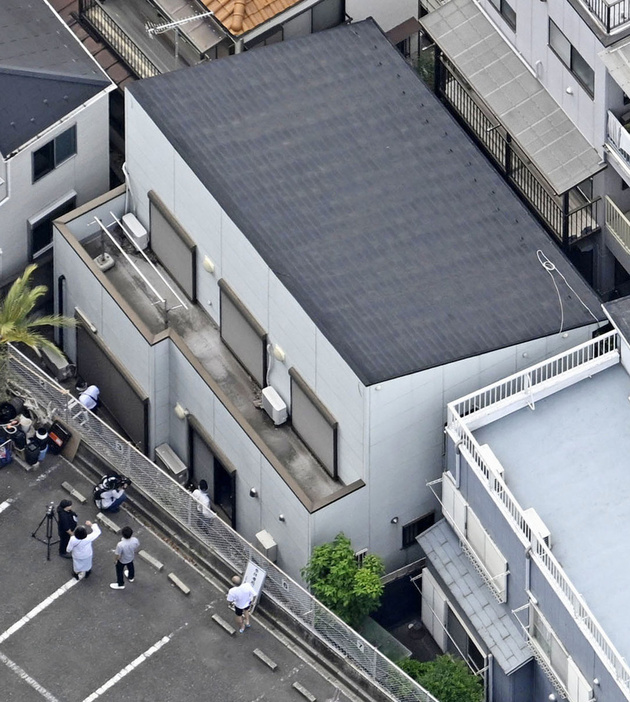 火災があった2階建ての住宅＝23日、東京都品川区（共同通信社ヘリから）