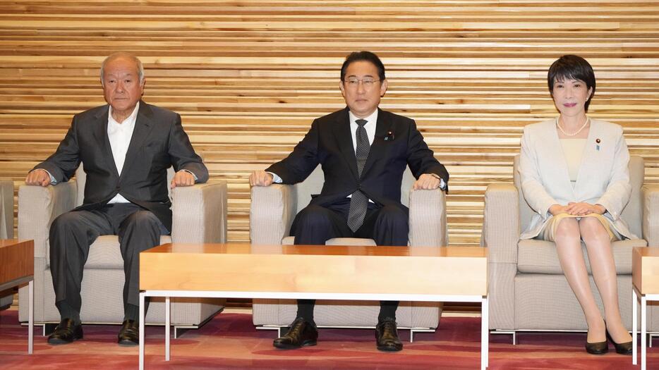 閣議に臨む（左から）鈴木財務相、岸田首相、高市経済安保相＝10日午前、首相官邸