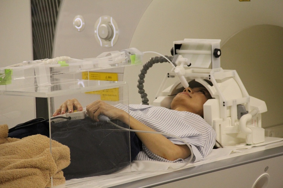 fMRI上の被験者の鼻元ににおいつきの風を送っている様子(研究グループ提供)