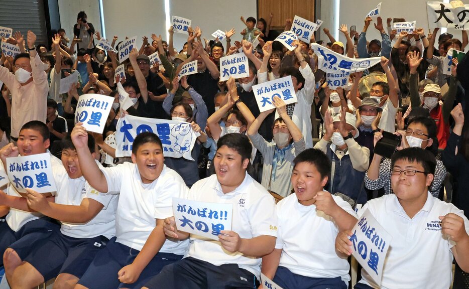 大の里が優勝を決め喜びに沸く会場＝津幡町役場町民プラザ