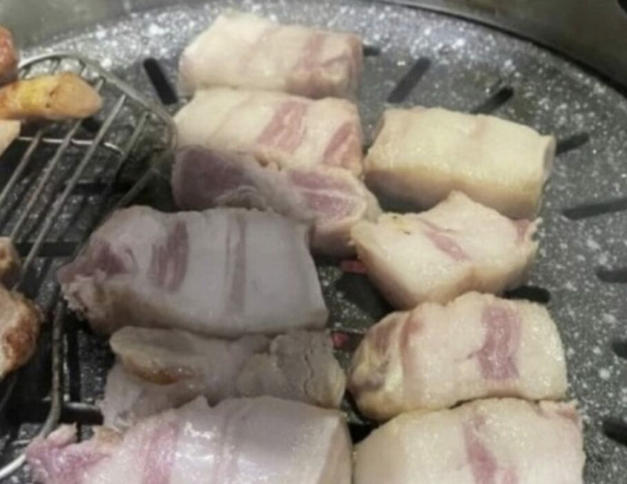 問題となった済州島の焼肉店で販売した「脂身」黒豚＝オンラインコミュニティキャプチャー(c)MONEYTODAY