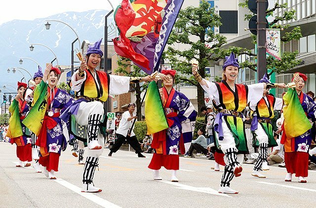 よさこい魚津もあり、笑顔で踊った