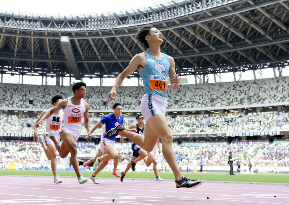 男子200メートル決勝　ゴールする鵜沢飛羽（手前）。20秒71をマークし優勝した＝国立競技場