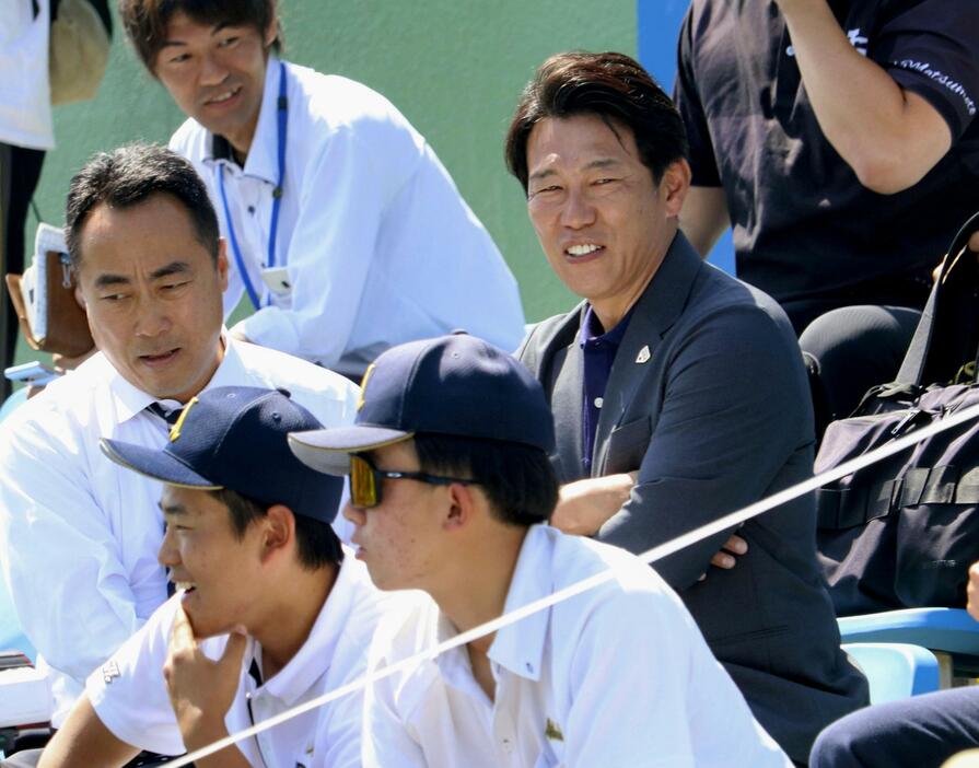 愛知大学リーグを視察する野球日本代表の井端監督（右端）＝4日、愛知県春日井市