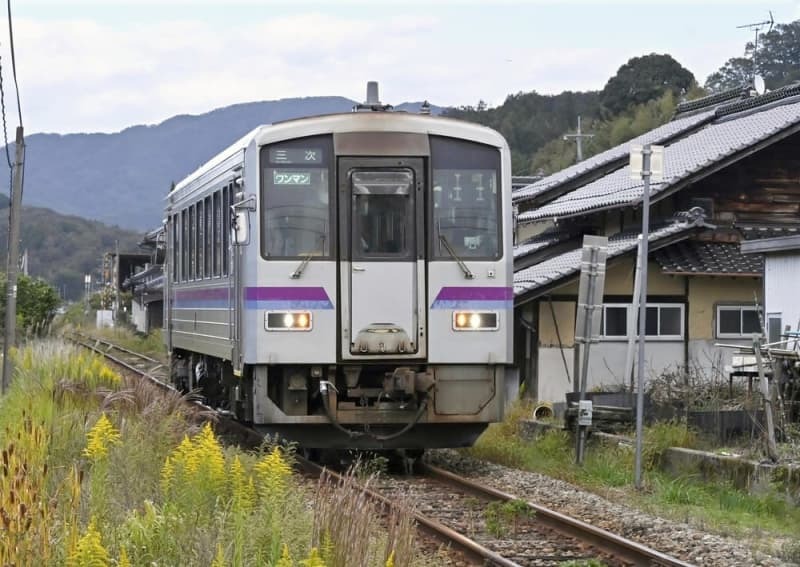 ＪＲ芸備線の車両＝２０２３年１０月、広島県庄原市