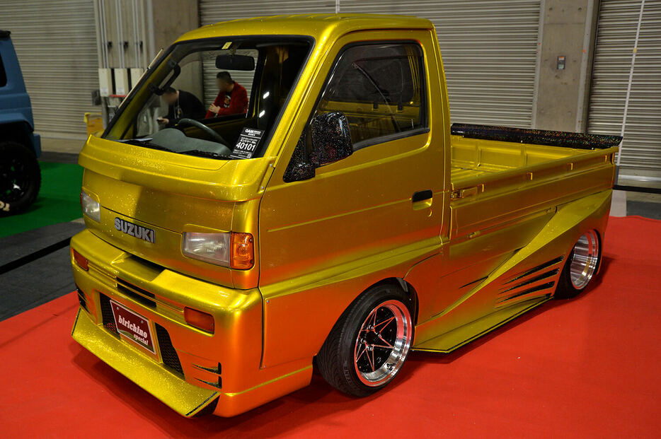 今や世界でも注目されている軽トラック。2024年の大阪オートメッセで展示されていた「はろースペシャル（京都）」の製作した「スズキ・キャリィ」は、1970～90年代に流行したチューニングメーカー「ケーニッヒ」の雰囲気を取り入れている。