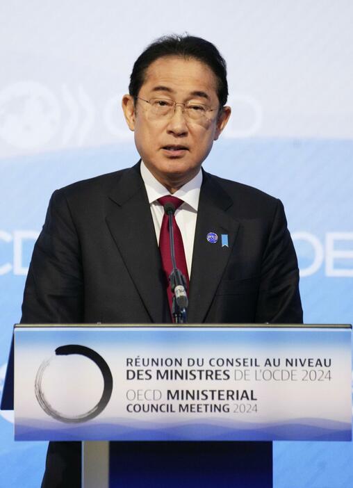 OECD閣僚理事会に先立つ関連会合で演説する岸田首相＝2日、パリ（共同）