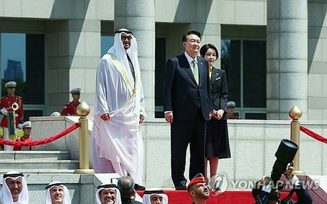 公式歓迎式に出席した尹錫悦（ユン・ソクヨル）大統領（中央）とムハンマド大統領（左）＝29日、ソウル（聯合ニュース）