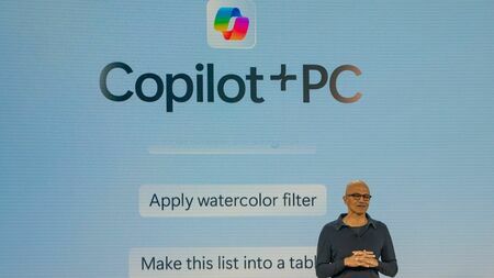 新PCカテゴリー「Copilot+ PC」を発表する、マイクロソフトのサティア・ナデラCEO（筆者撮影）